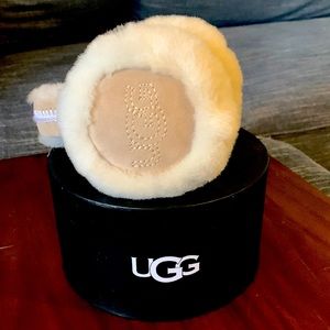 New in the box UGG Sheepskin Earmuff. Never worn. excellent condition.